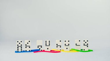 Renk türlerine göre kişilik özellikleri kavramı. Egemenlik, rüşvet, gönderme ve uygunluk. Domino temsil insan kişi