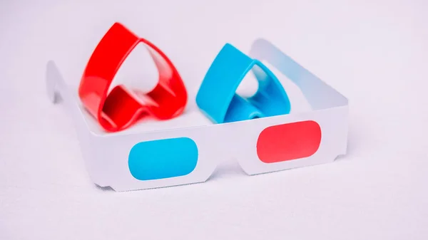 3D γυαλιά με κόκκινο και μπλε καρδιές αντιπροσωπεύουν την αγάπη για τον κινηματογράφο — Φωτογραφία Αρχείου
