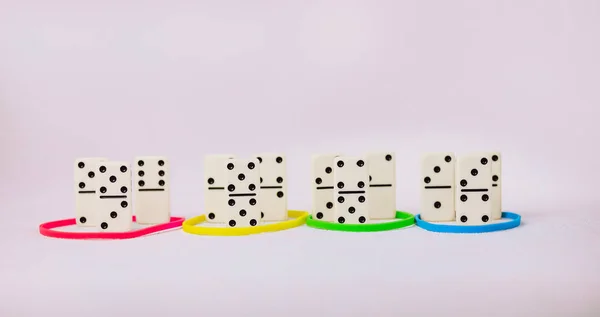 Renk türlerine göre kişilik özellikleri kavramı. Egemenlik, rüşvet, gönderme ve uygunluk. Domino grubunu gösteren takım