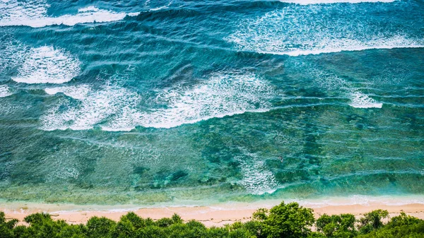 Vista aerea superiore della spiaggia di Nunggalan vicino a Uluwatu, Bali, Indonesia — Foto Stock