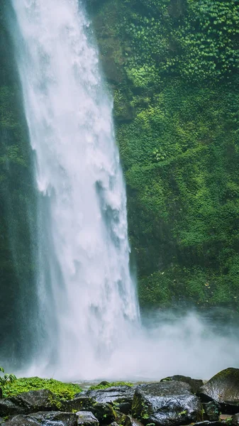 Increíble cascada Nungnung de cerca, Bali, Indonesia — Foto de Stock