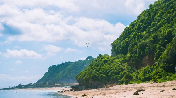 Parapente volando sobre la playa de Pandawa, isla de Bali, Indonesia — Foto de Stock