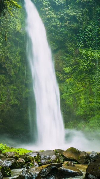 Erstaunliche ungnung wasserfall close up, bali, indonesien — Stockfoto