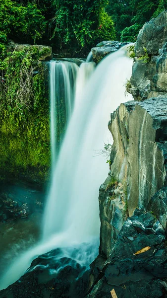 Detail Tegenungan vodopádu poblíž Ubud Bali, Indonésie — Stock fotografie