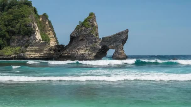 Enorme onda ha colpito il bastone di roccia fuori dall'oceano sulla spiaggia di Atuh, .Foam sta schizzando sopra la roccia. Nusa Penida, Indonesia — Video Stock