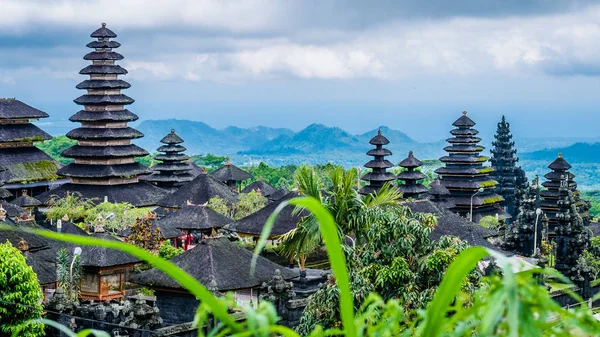 Tetti nel tempio di Pura Besakih nell'isola di Bali, Indonesia — Foto Stock