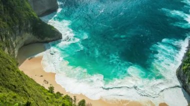Manta Bay veya Kelingking Beach mavi kristal su, Nusa Penida Adası, Bali, Endonezya ile muhteşem dalgalar rampage
