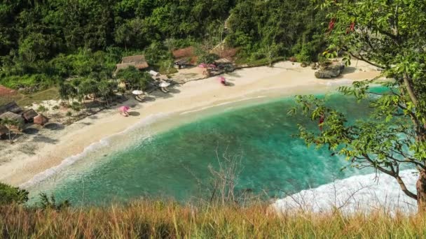 Krásné dlouhé bílé oceánu vlny válcování na písečnou pláž Atuh. Zrušte čistě průzračná voda v laguně, Nusa Penida, Bali, Indonésie — Stock video
