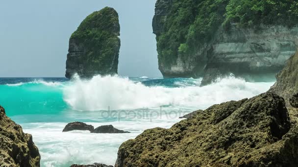 Rock in Tembeling Coastline. Ocean Waves se déplaçant vers la côte à Nusa Penida islan. Bali Indonésie — Video