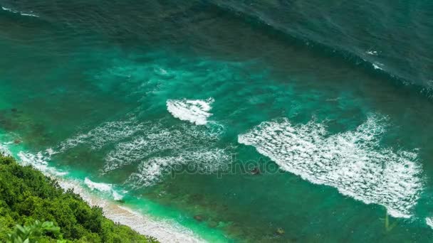 Uluwatu, Bali, Endonezya yakınlarındaki Nunggalan Sahili 'nde Dalgaların Teker teker Dönüşü Hava Görüntüsü — Stok video