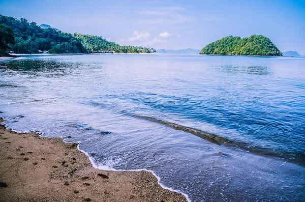 Ola de calma en la playa en El Nido, Palawan, Filipinas — Foto de Stock