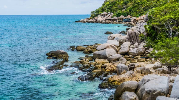 Costiera delle Isole Koh Tao in Thailandia. Granito Rocce e blu acqua limpida colpire Rocce — Foto Stock