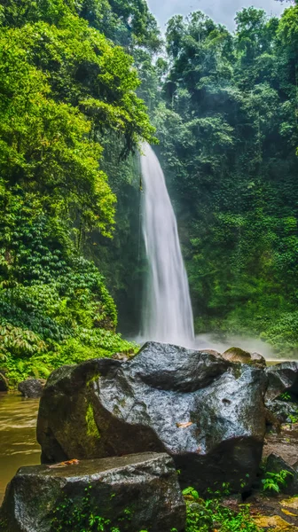 Increíble cascada Nungnung, Piedra grande en frente, Bali, Indonesia — Foto de Stock