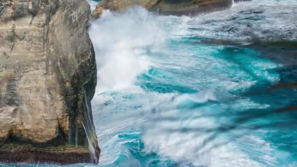 Gyönyörű óriási hullám üti a Rock, a Atuh Beach, Nusa Penida, Bali, Indonézia — Stock videók