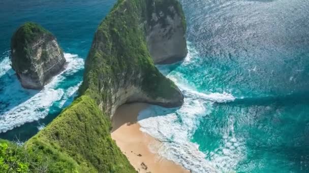 Olas rodando en la bahía de Manta o Kelingking Beach en la isla de Nusa Penida, Bali, Indonesia — Vídeos de Stock