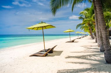Tropikal plaj arka plan mavi gökyüzü ve palmiye ağaçları ile beyaz kum plaj sahil sandalye ile Panglao Bohol Adası'nda. Seyahat etmek tatil