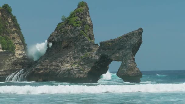 Onda enorme atingindo a rocha no oceano na praia Atuh na ilha de Nusa Penida, Indonésia — Vídeo de Stock
