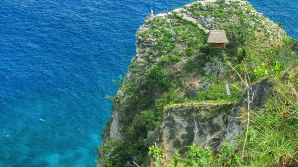 Hut and View point on the cliff edge in the North Coast of Nusa Penida, Bali, Indonesia — Stock Video