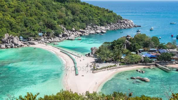 Pláž s přijíždějící turisty a lehátko na Koh Nangyuan Island na jasného slunečného dne surraunded od krásné křišťálově čisté modré vody, Surat Thani, Thajsko — Stock video