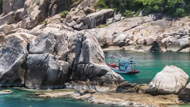 Barco Fisher moviéndose sobre las olas anclado entre enormes bloques de piedra en la bahía de Tanote, Koh Tao Island, Tailandia . — Vídeo de stock