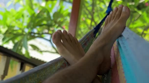 Swinging piedi uomo nudo in un'amaca sulla terrazza. Vacanza a Koh Tao Tanote Bay, Thailandia — Video Stock