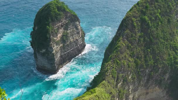Onde nell'oceano intorno alla formazione rocciosa sulla spiaggia di Kelingking, Isola di Nusa Penida, Bali, Indonesia — Video Stock