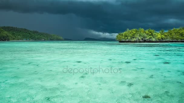 Schöne blaue Lagune mit reinem, klarem Wasser kurz vor Gewitterbeginn, Gameinsel, West-Papua, Raja Ampat, Indonesien — Stockvideo