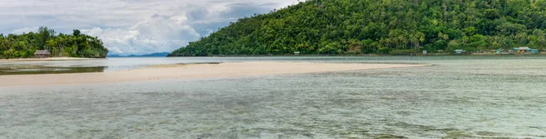 Sandy Bank voor lokale dorp op Monsuar eiland. Raja Ampat, Indonesië, West-Papoea — Stockfoto