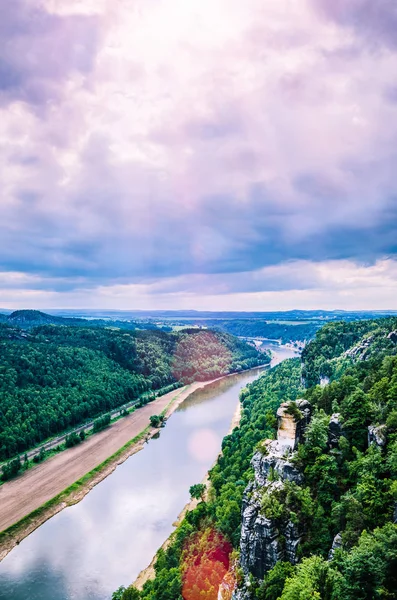 Vista do Bastei ao rio Elba na Suíça saxã. O sol sopra através das nuvens. Dresden. Alemanha — Fotografia de Stock