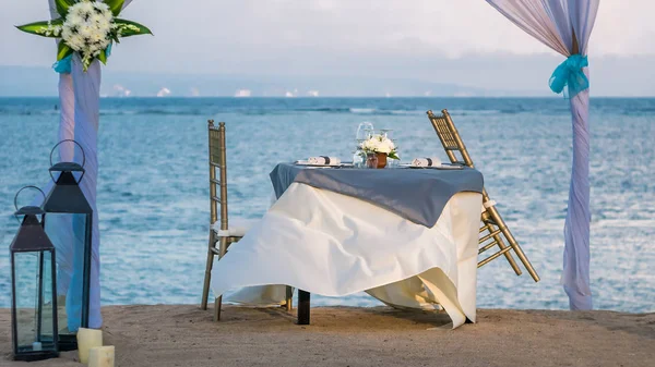 Cafe Table su una spiaggia di sabbia tropicale con mare sullo sfondo, Nusa Dua, Bali — Foto Stock