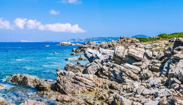 Причудливые гранитные скалы и удивительная лазурная вода на прекрасном острове Сардиния недалеко от Порто-Полло, Саргидна, Италия — стоковое фото