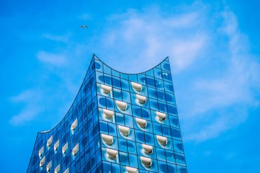 Elbphilharmonie en iyi şekli ile beyaz windows ve bazı beyaz bulutlar gökyüzünde, Hamburg, Almanya