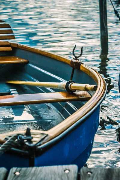 Barco a remos de madeira no cais de um lago — Fotografia de Stock