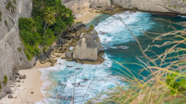 Kaya güzel avuç Nusa Penida Adası, Endonezya kumsalda Atuh, okyanusta