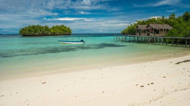 Güzel mavi Lagoone bazı bambu kulübe, Kordiris aile yanında konaklama, hurma önünde, Gam Adası, Batı Papua, Raja Ampat, Endonezya