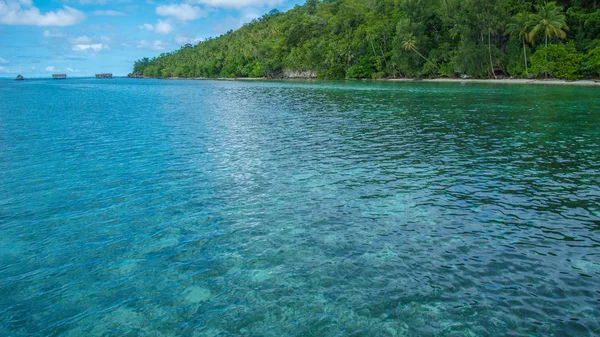 Bay in Front of Diving Station and Homestay on Kri Island, High tide, Raja Ampat, Indonesia, Papúa Occidental — Foto de Stock