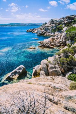 Tuhaf Granit kayalar oluşumu ve berrak masmavi deniz güzel Sardunya Adası, Sargedna, İtalya