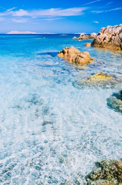 Deniz suyu gtanote kayalar Capriccioli Beach, Sardunya, İtalya ile açık şaşırtıcı gök mavisi renkli
