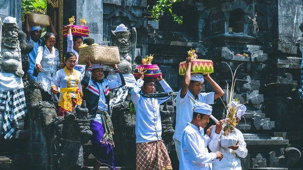 GOA LAWAH, BALI, INDONESIA - 3 novembre 2016: I balinesi in abiti tradizionali portano un dono di benedizione dopo la cerimonia al tempio di Pura Goa Lawah, Bali, Indonesia — Foto Stock