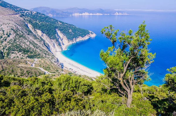 Pohled shora na krásné Myrtos záliv a pláž na ostrově Kefalonia, Řecko — Stock fotografie