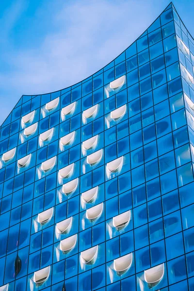 Hamburgo, Alemania - 28 de mayo de 2017: Forma superior de la filarmónica Elbphilharmonie con sus ventanas blancas individuales, Hamburgo, Alemania — Foto de Stock