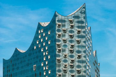 Hamburg, Almanya - 28 Mayıs 2017: Elbphilharmonie Top şeklinde beyaz windows ve bazı beyaz bulutlar gökyüzünde, Hamburg, Almanya