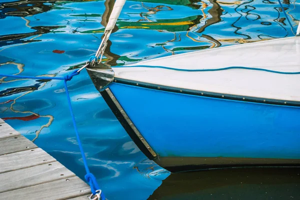 Frente de um barco à vela no Lago Alster em Hamburgo — Fotografia de Stock