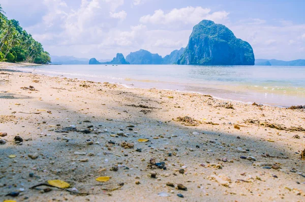 El Nido manzara. Sandy Beach büyük Rock, Palawan Adası ile. Filipinler