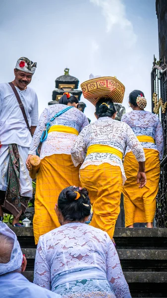 PURA BESAKIH, BALI, INDONESIA - 28 de octubre de 2016: Techos de Ceremonia en el Templo Pura Besakih en la Isla Bali, Indonesia —  Fotos de Stock