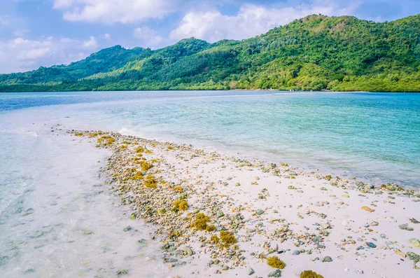 Banco de arena con agua azul clara cerca de El Nido, Filipinas — Foto de Stock