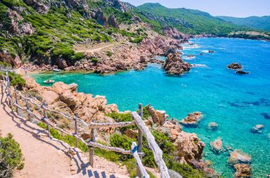 Taşlı yürüyüş yolunda Costa Paradiso, Sardunya, İtalya