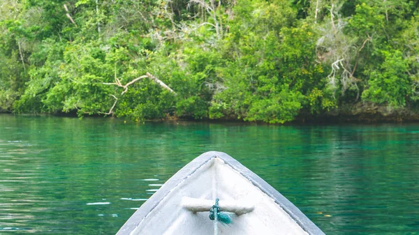 Barco se aproximando de rochas cobertas de palmtrees em Hidden Bay, na Ilha Gam, perto de Kabui e Passage. West Papuan, Raja Ampat, Indonésia — Fotografia de Stock