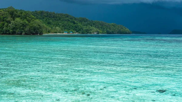 Hermosa Laguna Azul poco antes de la tormenta, Gam Island, Papúa Occidental, Raja Ampat, Indonesia — Foto de Stock