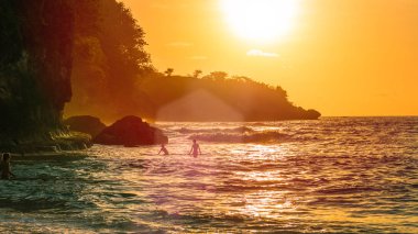 Günbatımı güzel Crystal Bay, Nusa Penida, Bali, Endonezya